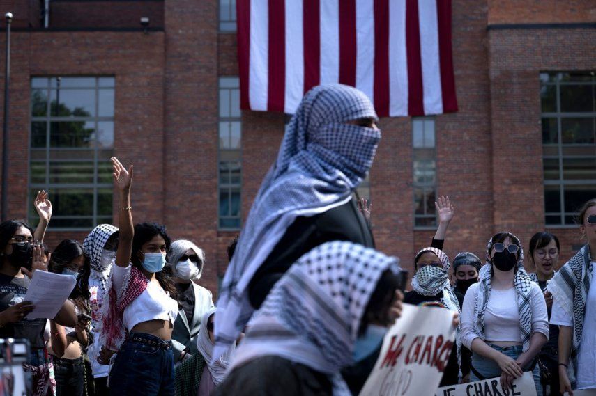 Activistas propalestinos se reúnen en un campamento en la Universidad George Washington en Washington, DC, mayo de 2024.