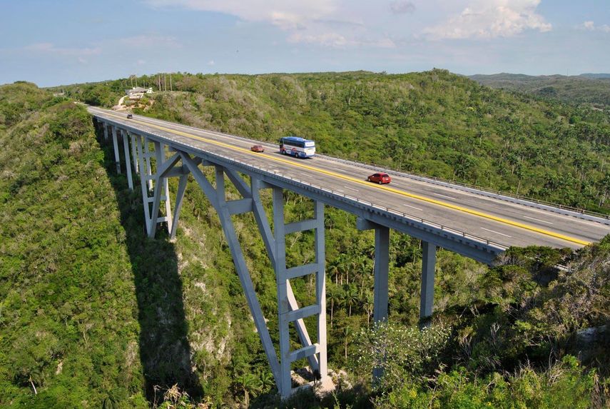 Vista parcial del Puente de Bacunayagua, sobre un barranco que conduce al Valle del Yumurí, en Matanzas, construido entre 1956 y 1959, diseñado por un grupo de ingenieros cubanos dirigido por Luis Sáenz Duplace.