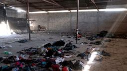 Se ven ropa y zapatos en el Rancho Izaguirre en la comunidad de La Estanzuela, donde el colectivo Guerreros Buscadores localizó tres crematorios humanos mientras buscaba a sus familiares en Teuchitlán, estado de Jalisco, México, el 5 de marzo de 2025.