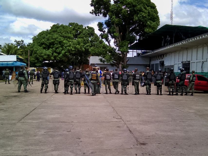Funcionarios de la Guardia Nacional Bolivariana (GNB), custodian el Centro de Detención Judicial de Amazonas, situado en Puerto Ayacucho, donde perdieron la vida, al menos, 40%  de los reclusos.
