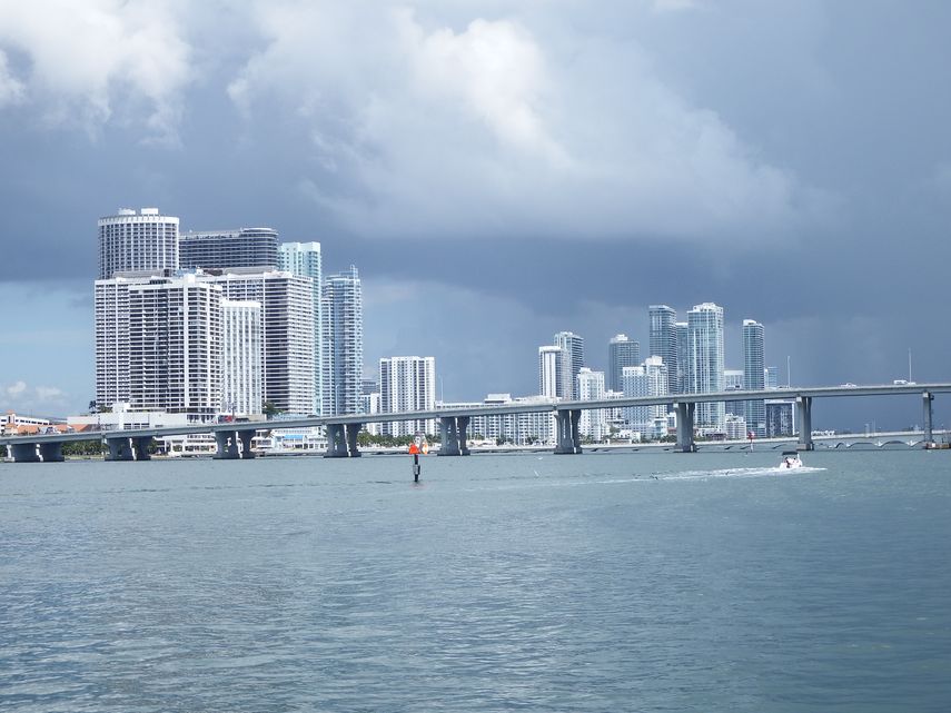 El viaducto McArthur mide 3.5 millas y une a la tierra firme de Miami con la isla de Miami Beach