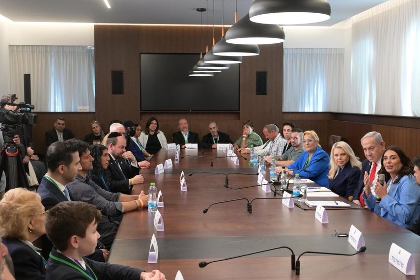 El primer ministro de Israel, Benjamin Netanyahu, preside un encuentro con los portadores de la antorcha por el Día de la Independencia.