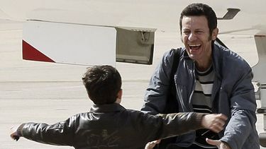 El reportero español Javier Espinosa saluda a su hijo Yerai, quien le dio la bienvenida en el aeropuerto militar de Torrejón en Madrid, España. (Foto AP/Paco Campos, Pool)