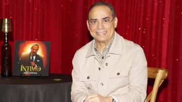 Gilberto Santa Rosa posa para la cámara de DIARIO LAS AMÉRICAS tras conceder una entrevista por el lanzamiento de Íntimo.&nbsp;