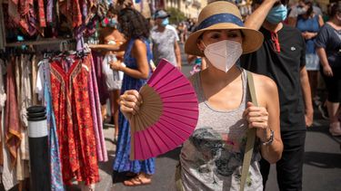 Una mujer se refresca con un abanico en Madrid, España, el domingo 15 de agosto de 2021.