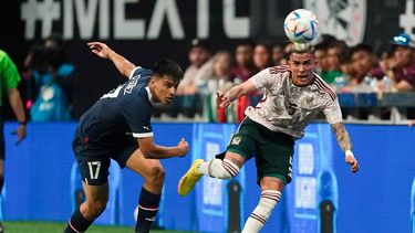 El mexicano Luis Reyes, derecha, disputa el balón con el paraguayo Diego Gómez en partido amistoso, el miércoles 31 de agosto de 2022, en Atlanta.&nbsp;