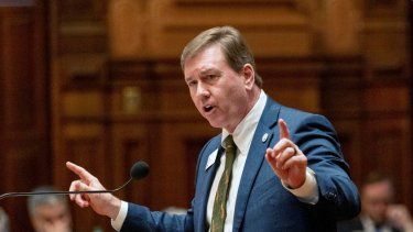 El representante estatal republicano Jesse Petrea presenta sus argumentos el jueves 29 de febrero de 2024, en Atlanta, Georgia, a favor de la iniciativa HB 1105, la cual sancionaría a los departamentos de policía locales que no se coordinen con las autoridades federales de inmigración.&nbsp;