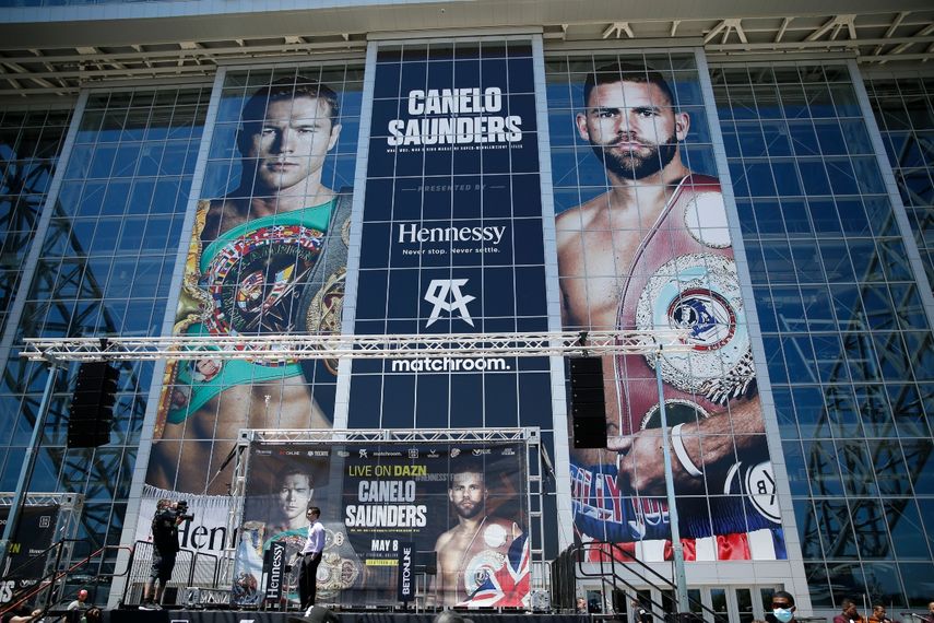 Las imágenes de ambos peleadores son colocadas en la fachada del AT&T antes de la ceremonia de pesaje previa a la pelea entre el mexicano Saúl Canelo Álvarez y el británico Billy Joe Saunders,