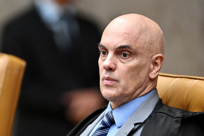 El juez Alexandre de Moraes observa durante un juicio sobre la regulación de las redes sociales en el Tribunal Supremo de Brasil en Brasilia el 4 de junio de 2025. 