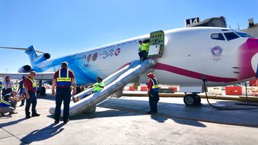Durante el ejercicio, los pasajeros de evacuan el avión por la rampa de emergencia.&nbsp;