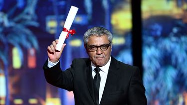 El cineasta iraní Mohammad Rasoulof posa en el escenario después de recibir el Premio Especial del Jurado por la película La semilla del higo sagrado durante la ceremonia de clausura de la 77 edición del Festival de Cine de Cannes en Cannes, sur de Francia, el 25 de mayo de 2024.