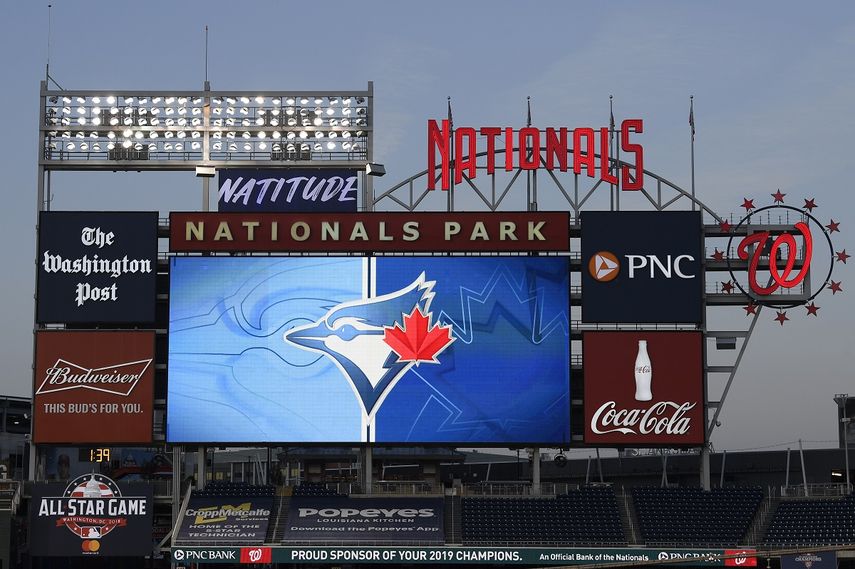 El logo de los Azulejos de Toronto aparece en la pizarra del estadio de los Nacionales de Washington, el mi&eacute;rcoles 29 de julio de 2020.&nbsp;
