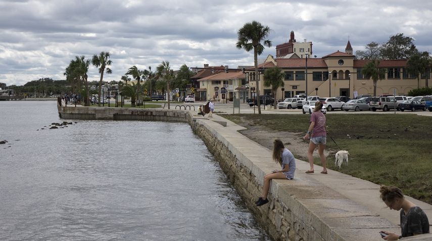 &nbsp;La tormenta tropical Philippe prosigue su trayectoria hacia el noreste, en una ruta que lo aleja más del sureste de Florida y del noroeste de Bahamas, mientras acelera su paso sobre el Atlántico, informó hoy el Centro Nacional de Huracanes (CNH).