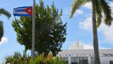 La insignia nacional cubana ondea en la esplanada del ayuntamiento de Miami.