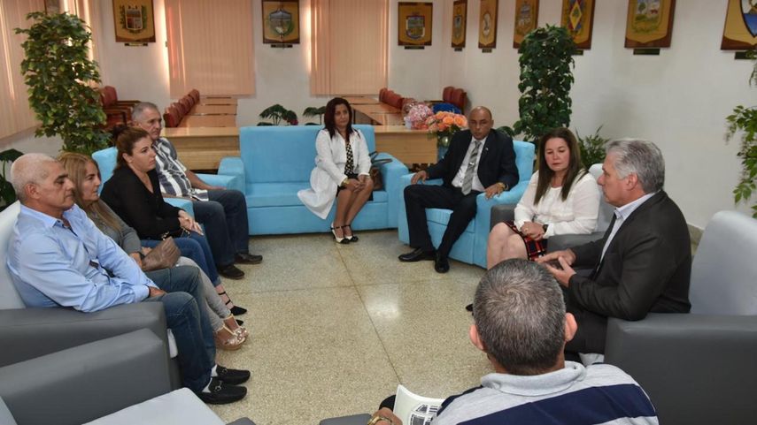 D&iacute;az-Canel con los familiares de Landy Rodr&iacute;guez Hern&aacute;ndez.&nbsp;