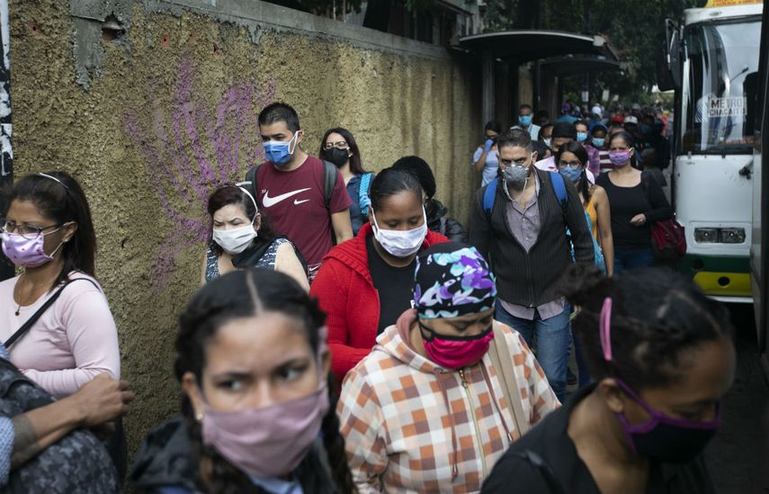 M&uacute;ltiples transe&uacute;ntes se desplazan por una acera el 1 de junio del 2020 en medio de la pandemia del coronavirus, en Caracas, Venezuela.