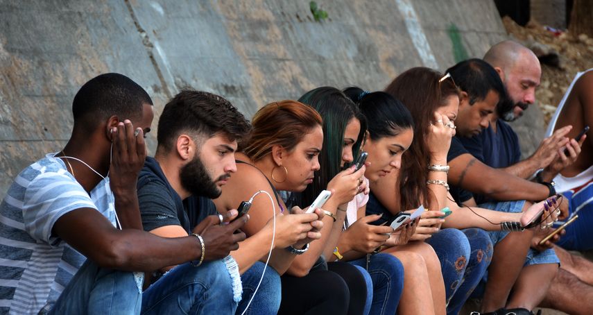 29,65 de cada 100 cubanos tiene teléfono móvil.