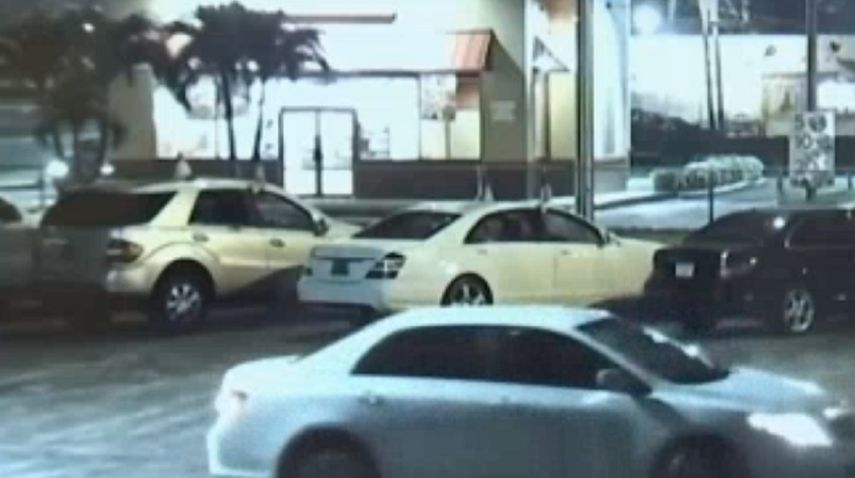 Regresó al dealer para llevarse un auto y varios equipos que encontró a su paso