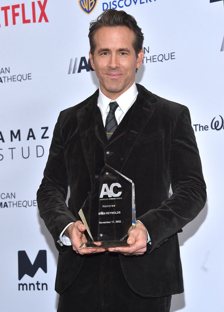 El actor canadiense-estadounidense Ryan Reynolds posa con su premio mientras asiste a la 36 ceremonia anual de la Cinemateca Americana en el Beverly Hilton Hotel, California, el 17 de noviembre de 2022.