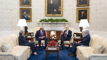 Donald Trump y la próxima jefe de gabinete de la Casa Blanca Susie Wiles reunidos con Joe Biden y su jefe de gabinete Jeff Zients el 14NOV24. 