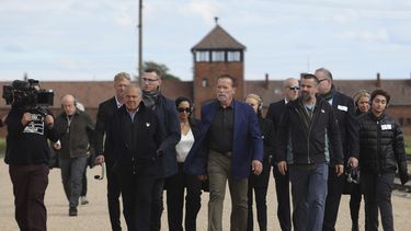 Arnold Schwarzenegger y Simon Bergson, presidente de Auschwitz Jewish Center Foundation, 3ero de izquierda a derecha, visitan el antiguo campo de exterminio nazi Auschwitz-Birkenau en Oswiecim, Polonia, el miércoles 28 de septiembre de 2022.