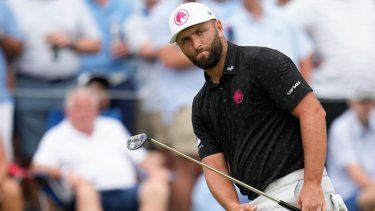 El español Jon Rahm se molesta tras fallar un putt en el hoyo 7 de la primera ronda del Campeonato de la PGA, el jueves 16 de mayo de 2024&nbsp;