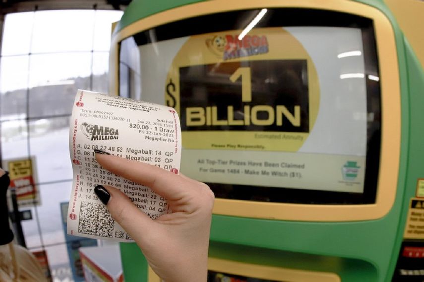 Un cliente muestra el boleto que compró para el sorteo de lotería Mega Millions&nbsp;
