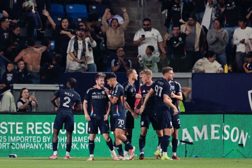 Anders Dreyer #10 de San Diego FC es felicitado por sus compañeros de equipo después de anotar el segundo gol del partido durante la segunda mitad de un partido de la MLS entre LA Galaxy y San Diego FC en el Dignity Health Sports Park el 23 de febrero de 2025 en Carson, California.&nbsp;