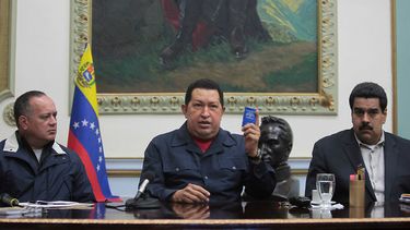 El fallecido presidente venezolano, Hugo Chávez (centro), durante su última aparición ante las cámaras en diciembre de 2012, junto a Diosdado Cabello (izquierda) y Nicolás Maduro (derecha).