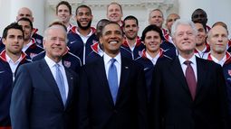 El presidente Barack Obama, flanqueado por el vicepresidente Joe Biden, izquierda, y el expresidente Bill Clinton, derecha, posan para una fotografía con la selección estadounidense de fútbol el 27 de mayo de 2010, en la Casa Blanca en Washington.