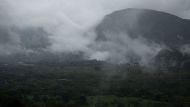 &nbsp; Nubes cubren las monta&ntilde;as durante la tormenta tropical Amanda en Barberena, Guatemala, el domingo 31 de mayo de 2020.&nbsp;