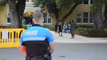 Policía escolar vela por la seguridad en las escuelas.