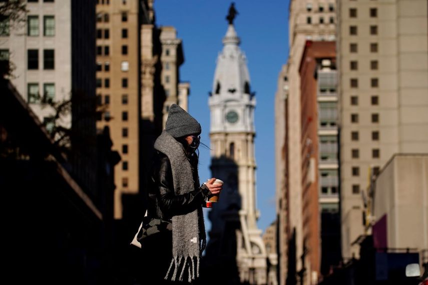 Fotografía del 8 de noviembre de 2020 de una persona con mascarilla cruzando la calle Broad en Filadelfia.&nbsp;