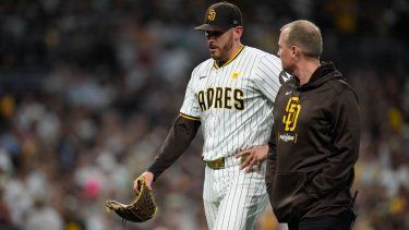 Joe Musgrove, abridor de los Padres de San Diego, abandona el segundo juego de la Serie de Comodines ante los Bravos de Atlanta, el miércoles 2 de octubre de 2024.