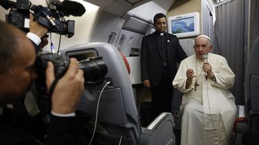 El papa Francisco habla con periodistas a bordo del avión de regreso a Roma desde Canadá, el 30 de julio de 2022, tras una visita pastoral de seis días.&nbsp;