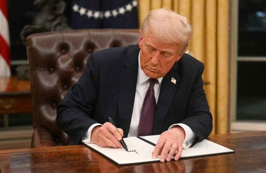 El presidente de Estados Unidos, Donald Trump, firma una orden ejecutiva en la Oficina Oval de la Casa Blanca en Washington, DC, el 20 de enero de 2025.&nbsp;