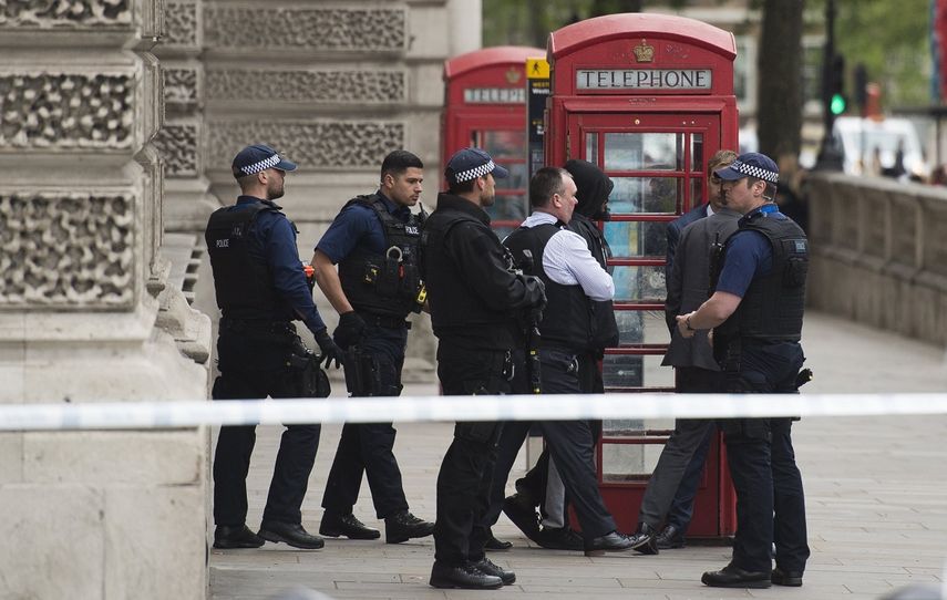 Agentes de policía detienen a un hombre, tras un incidente en Westminster, Londres.