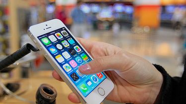 La salida del nuevo iPhone 5S y 5C provocó largas filas en las tiendas en las tiendas de Apple de todo el mundo. (AP)