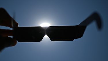 Esta fotografía muestra lentes para ver eclipses y observar el sol directamente en Béziers, en el sur de Francia, el 5 de agosto de 2026, antes del eclipse solar del 12 de agosto.