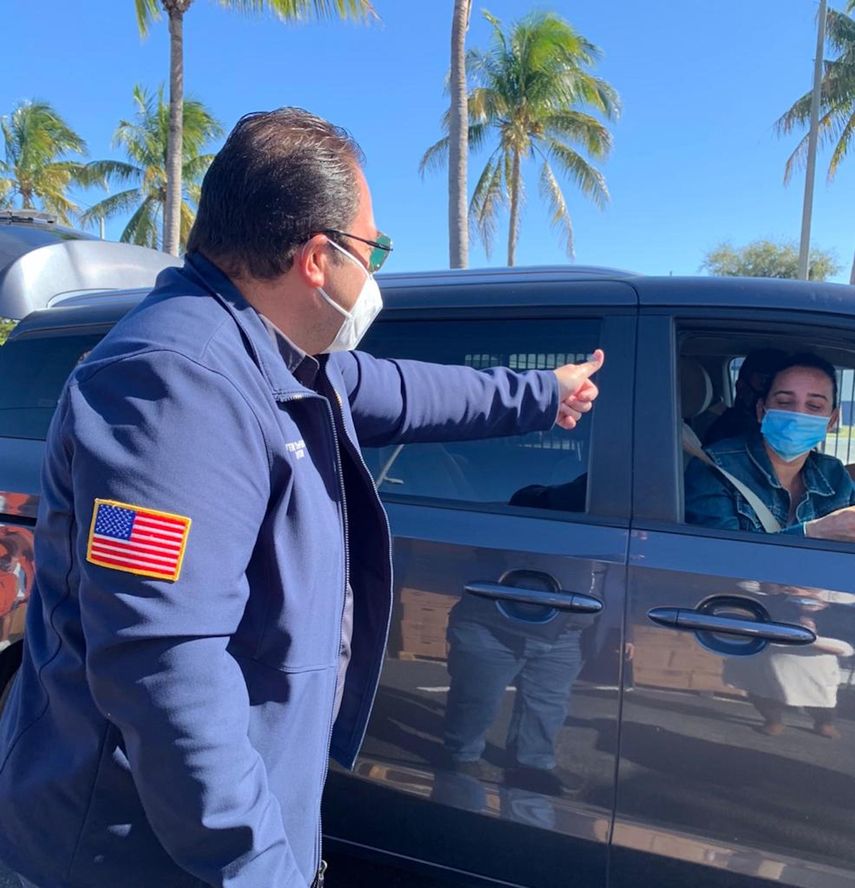 El alcalde de North Miami Beach, Anthony F. DeFillipo, saluda a una mujer en un auto durante la entrega de alimentos realizada este viernes 29 de enero de 2021.&nbsp;