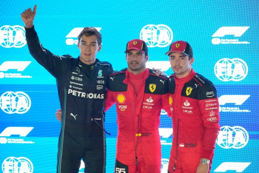El español Carlos Sainz de Ferrari posa con el piloto de Mercedes, George Russell, y su coequipero Charles Leclerc tras terminar primero en la sesión de clasificación, el sábado 16 de septiembre del 2023.