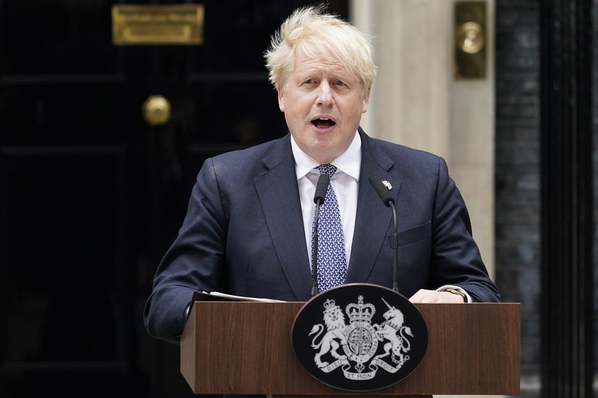 El primer ministro Boris Johnson lee una declaración en las afueras de 10 Downing Street, Londres, en la que renuncia formalmente como líder del Partido Conservador, en Londres, el jueves 7 de julio de 2022. Johnson dijo el jueves que permanecerá como primer ministro británico mientras se lleva a cabo un concurso de liderazgo para elegir a su sucesor.&nbsp;