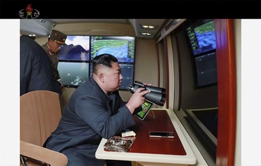 En esta foto capturada de un video tomado por KRT, de Corea del Norte, se ve al líder norcoreano Kim Jong Un supervisando las pruebas de un nuevo sistema lanzacohetes, el 1 de agosto de 2019.&nbsp;