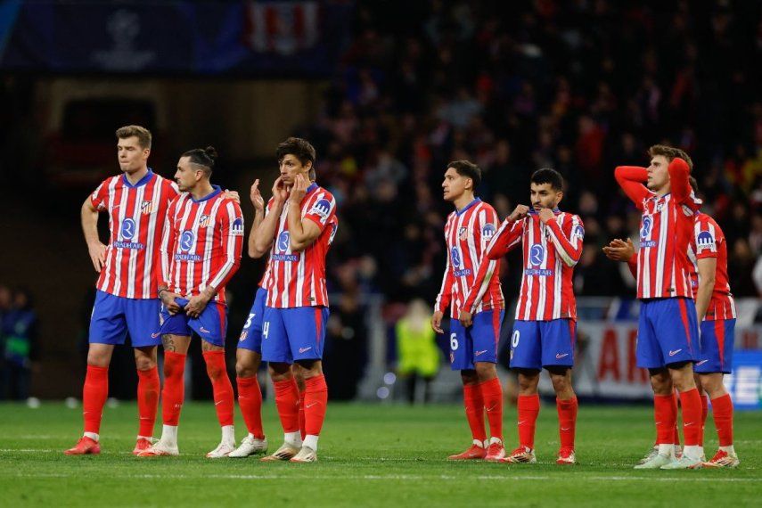 Jugadores del Atlético de Madrid reaccionan durante la tanda de penales contra el Real Madrid, el 12 de marzo de 2025.