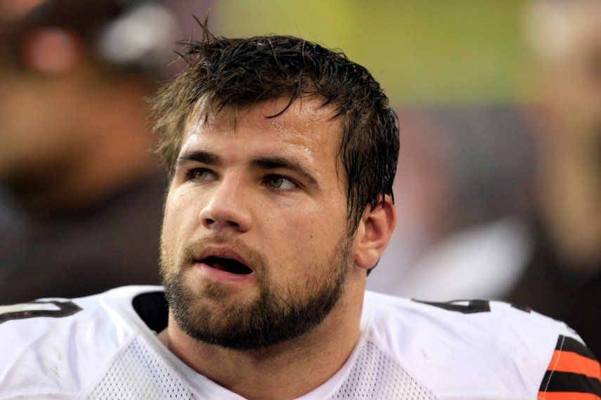 El corredor Peyton Hillis, durante un partido de fútbol americano de la NFL. El exjugador de la NFL dijo que está en camino a la recuperación después de que casi muere mientras salvaba a sus dos hijos de ahogarse en Florida.&nbsp;&nbsp;