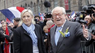 Jean-Marie Le Pen y su hija Marine.