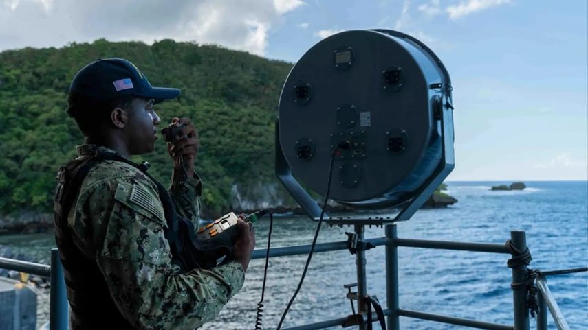 La imagen muestra un LRAD en pruebas en Guam.
