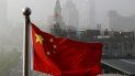 Foto tomada el 14 de abril del 2016 de una bandera china junto a varios edificios en Shanghái, China. Foto tomada el 14 de abril del 2016 de una bandera china junto a varios edificios en Shanghái, China.