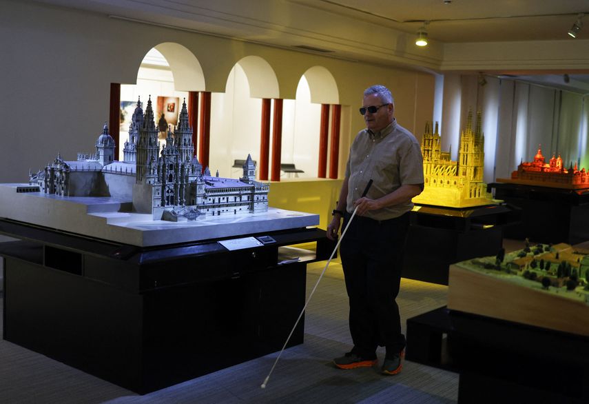 José Pedro González, con discapacidad visual, camina entre modelos durante una visita al Museo Tiflológico de Madrid el 5 de agosto de 2024.