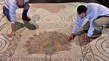 &nbsp;Dos restauradores revisan el suelo de mosaico de un palacio del cristianismo temprano en el sitio arqueológico de&nbsp;Santa&nbsp;Reparata, en la catedral de Florencia.